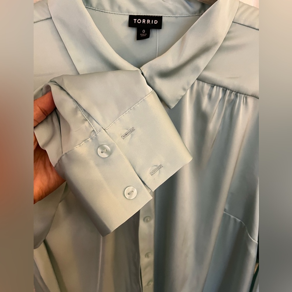Torrid Madison Satin ButtonUp Long Sleeve Light Green Satin Blouse Size 0/12 Lrg - Picture 3 of 4